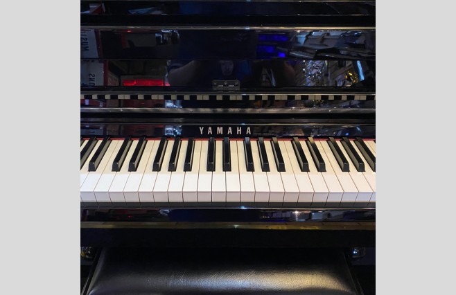 Used Yamaha CLP585 Polished Ebony Digital Piano Complete Package - Image 6